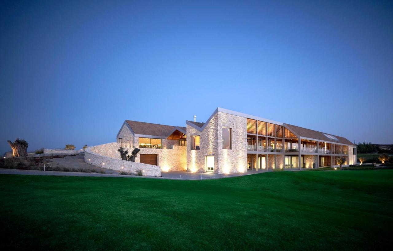 Minthis Resort Tsadha 外观 照片 The clubhouse at the Royal County of Berkshire Golf Club