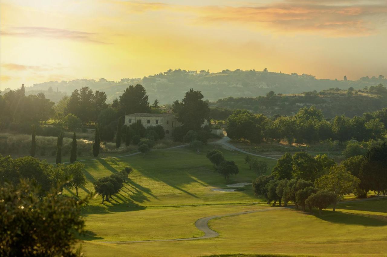 Minthis Resort Tsadha 外观 照片 View of the golf course