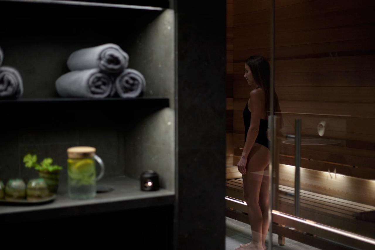 Minthis Resort Tsadha 外观 照片 A woman in a sauna