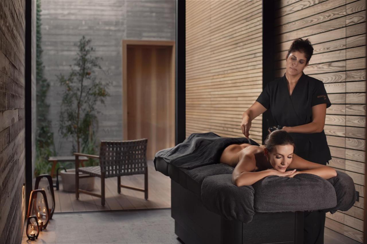 Minthis Resort Tsadha 外观 照片 A massage therapist at work